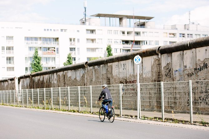 Berlin City Bike Tour with Beer Garden Stop - Reichstag, Brandenburg Gate, and the modern government quarter