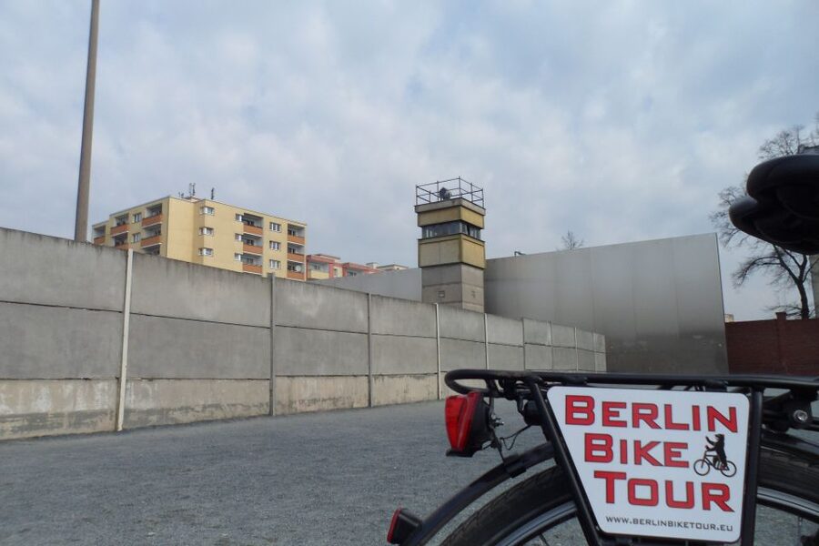 Berlin: E-Bike Tour of the Berlin Wall and Mitte Highlights - A quiet stop at the Holocaust Memorial