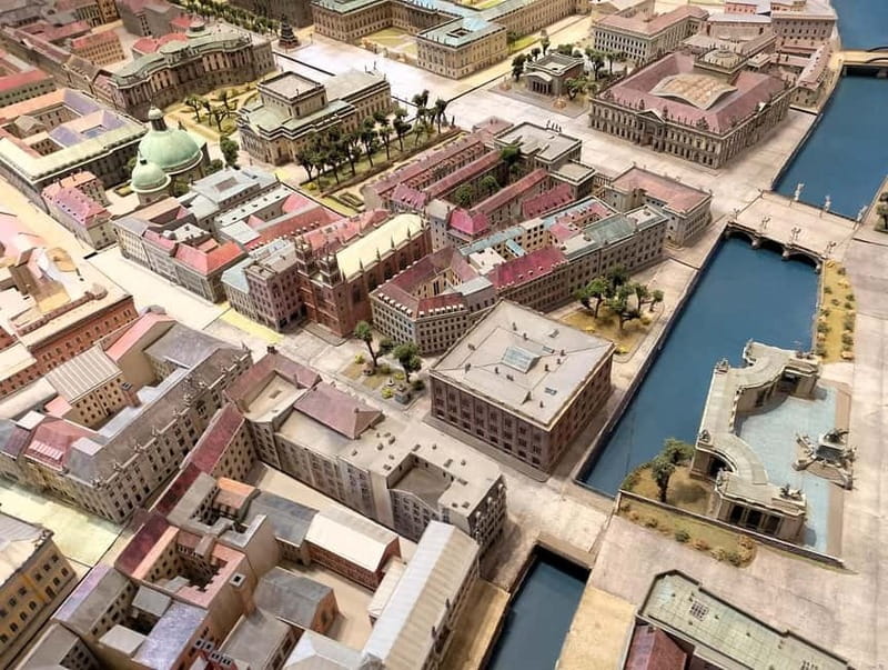Berlin: From East to West & Wall Tour by Bike with a Guide - Along the Spree to Alte Münze and Nikolaiviertel