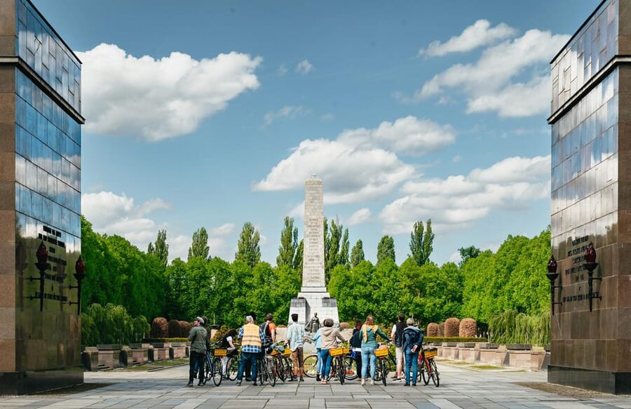 Berlin: Green City Guided Bike Tour - Mauerpark and the unfinished Wall story
