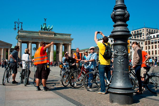 Berlin Highlights Sightseeing Bike Tour in Small Groups - Government quarter and Brandenburg Gate