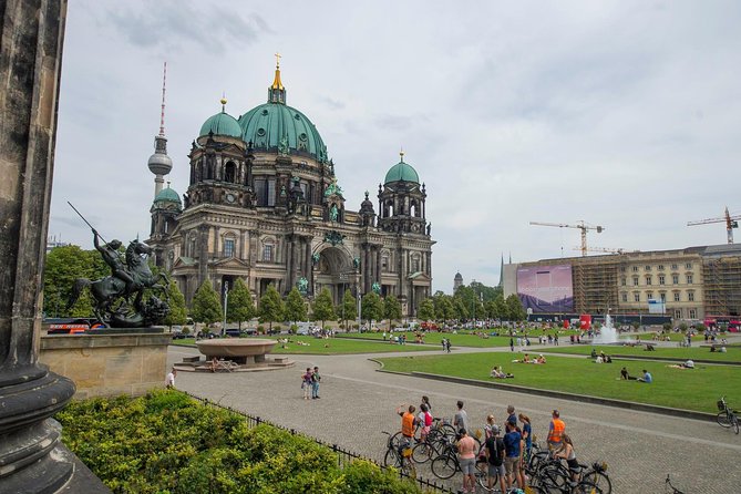 Berlin Highlights Sightseeing Bike Tour in Small Groups - Pace, comfort, and group size