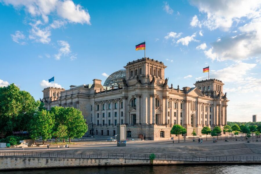 Berlin: Sights and Highlights Bike Tour with a Local Guide - Bikes, weather, and the short break