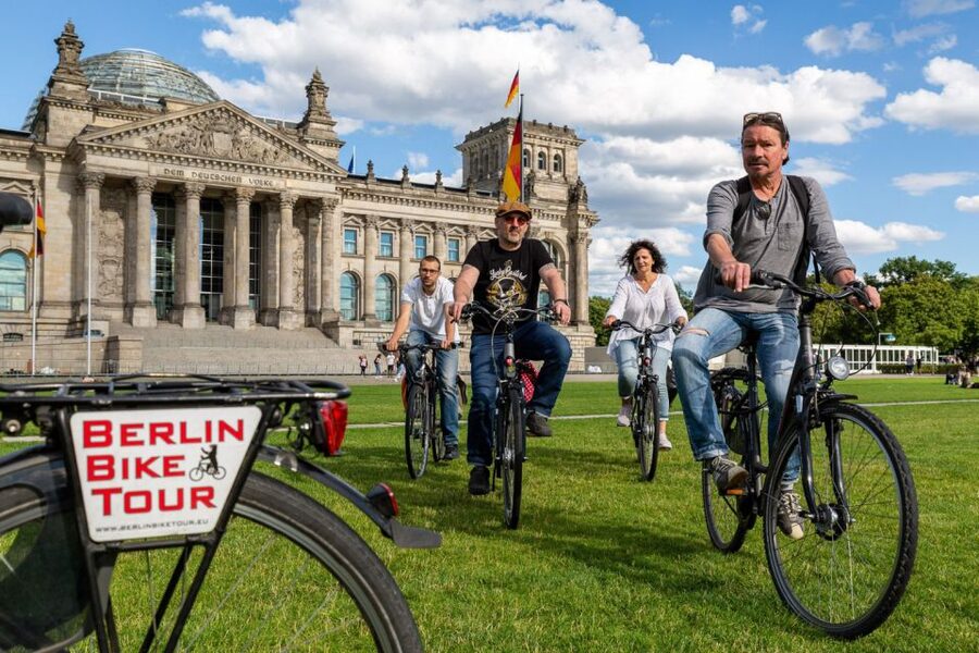 Berlin: Small Group Bike Tour Through City Center - Unter den Linden and Museum Island