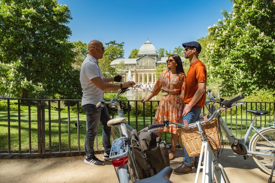 BiciTapeo : Tapas and Highlights Guided Vintage Bike Tour - Thirty minutes inside Retiro Park