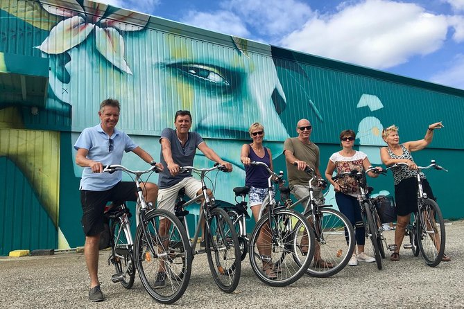 "Bordeaux by bicycle: a 3-hour tour immersive experience" - Starting at the Jardin Public