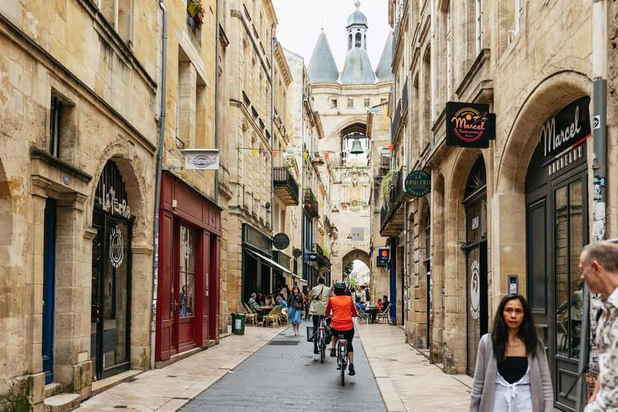 Bordeaux: Historic Center & Chartrons District Bike Tour - Bordeaux by bike at a glance