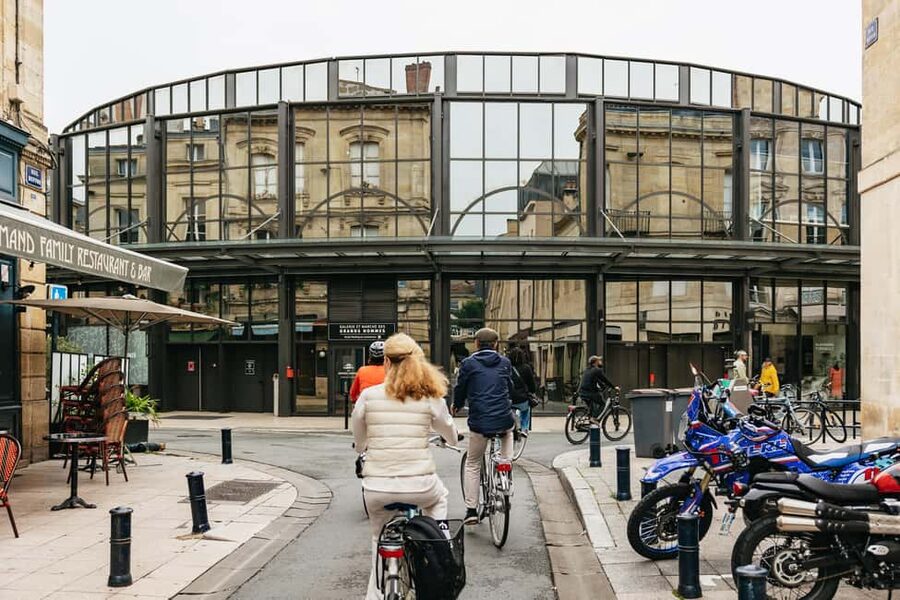 Bordeaux: Historic Center & Chartrons District Bike Tour - Who should book it