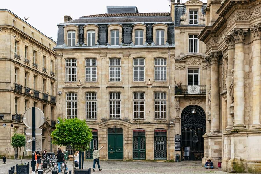 Bordeaux: Historic Center & Chartrons District Bike Tour - Why cycling is the smart way to see Bordeaux