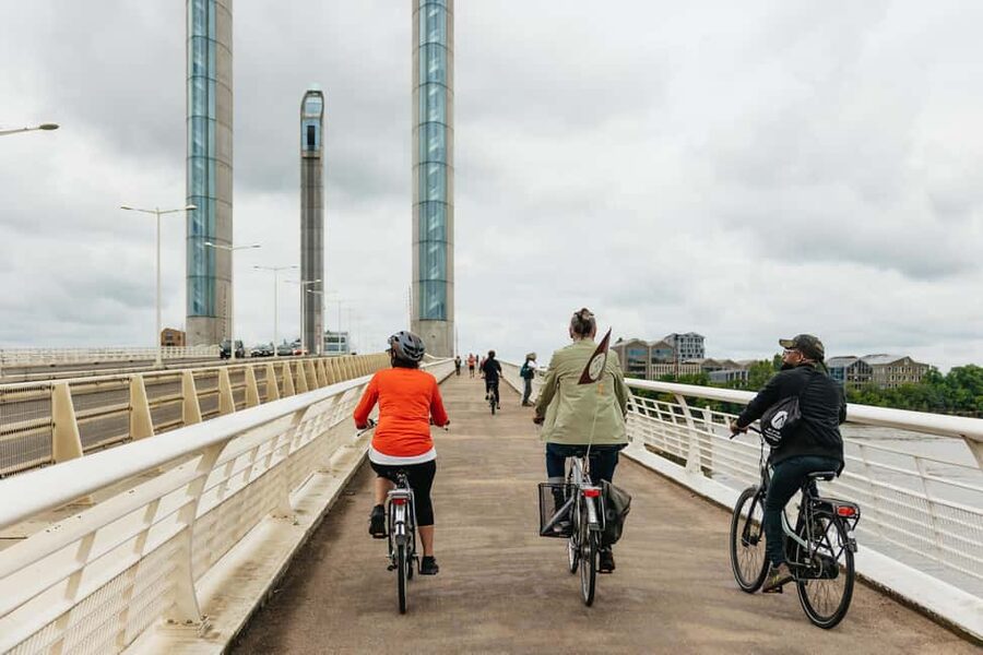 Bordeaux: Historic Center & Chartrons District Bike Tour - Cathedrals, courts, and the Grosse Cloche