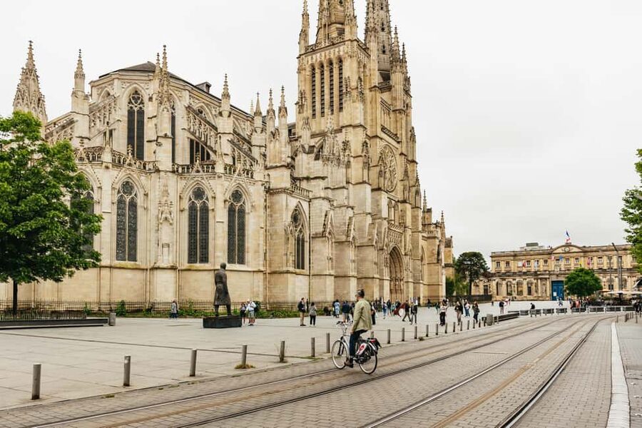 Bordeaux: Historic Center & Chartrons District Bike Tour - Darwin, street art, and a well-placed break