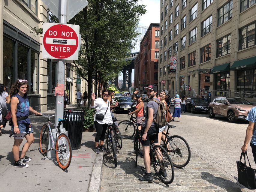 Brooklyn: Sightseeing Bike Tour with Local Guide - DUMBO gives you the classic Brooklyn opening