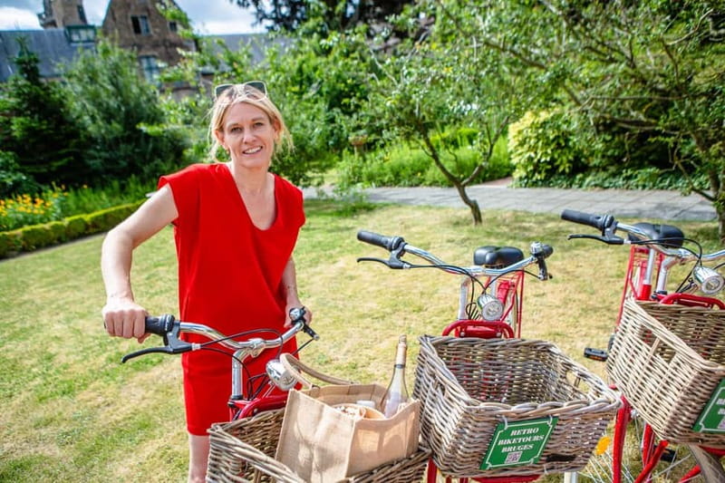 Bruges: Guided Retro Bike Tour of Highlights and Hidden Gems - Why a bike is one of the best ways to see Bruges