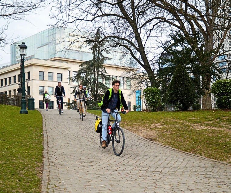 Brussels: City Highlights and Hidden Gems Bike Tour - A café stop that improves the rhythm