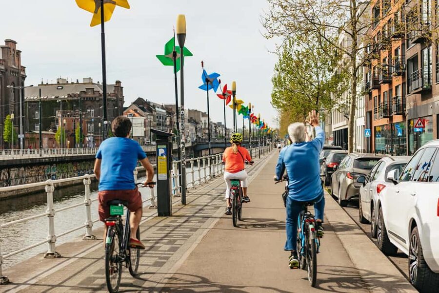 Brussels: City Highlights and Hidden Gems Bike Tour - What the guides add to the ride