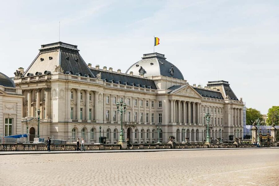 Brussels: City Highlights and Hidden Gems Bike Tour - Choosing your bike at Grand Hospice