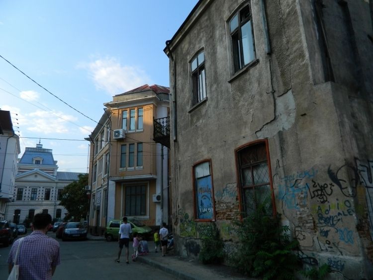 Bucharest: Half Day Bike Tour - A break, a drink, and the practical rhythm of the ride