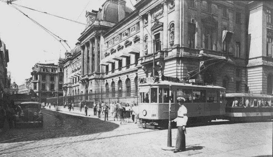 Bucharest: Half Day Bike Tour - The guides make the history worth hearing