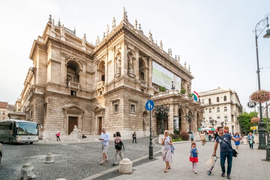 Budapest: Guided City Discovery Bike Tour - Szechenyi Thermal Bath, the zoo, and the park