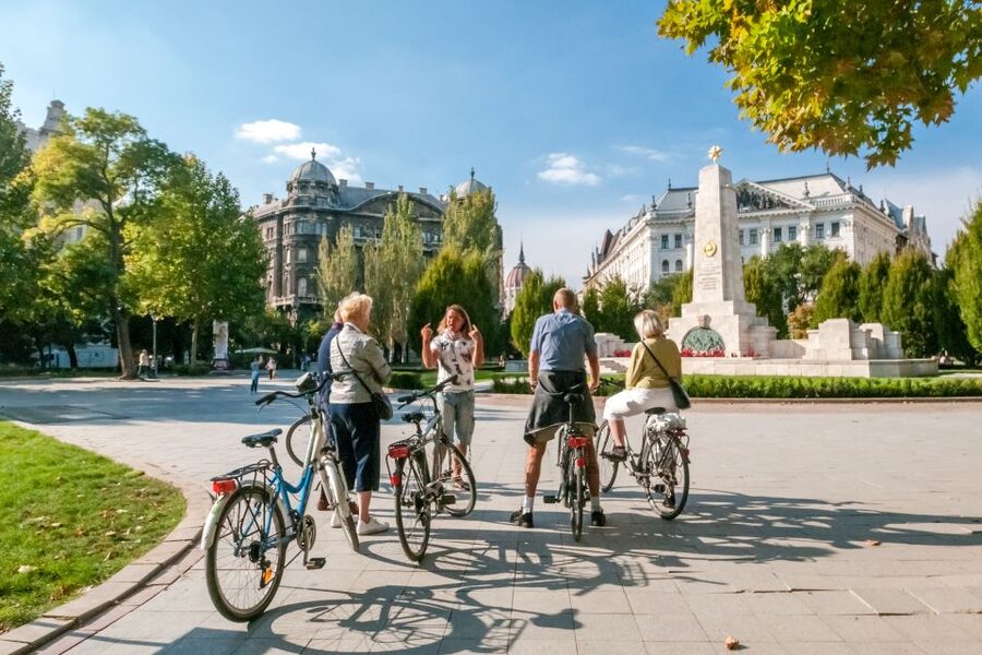 Budapest: Guided City Discovery Bike Tour - Chain Bridge and the final stretch