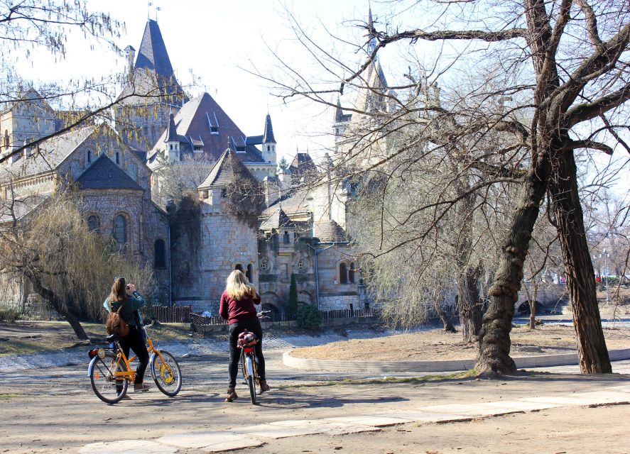 Budapest ❤️Winter Bike Tour with Coffee Stop❤️ - Parliament and the view toward Buda Castle