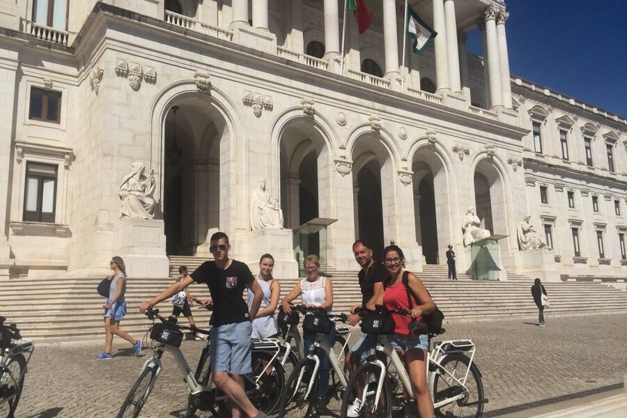 Central Lisbon 3-Hour Guided E-Bike Tour - What the guide adds to the ride