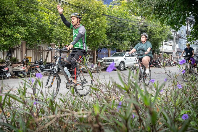 Chiang Mai: Historic Old City Bike Tour - Morning or Night - Wat Chedi Luang and the old city walls