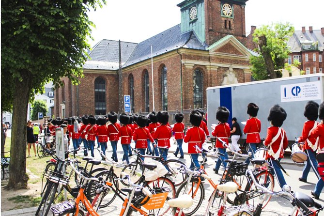 Copenhagen: 2-hour City Highlights Bike Tour - Christiansborg Palace and the political heart of the city