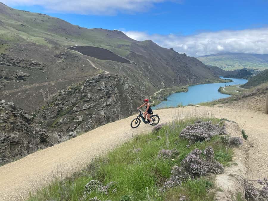Cromwell: Lake Dunstan Trail Bike Rental and Luxury Shuttle - Key points at a glance