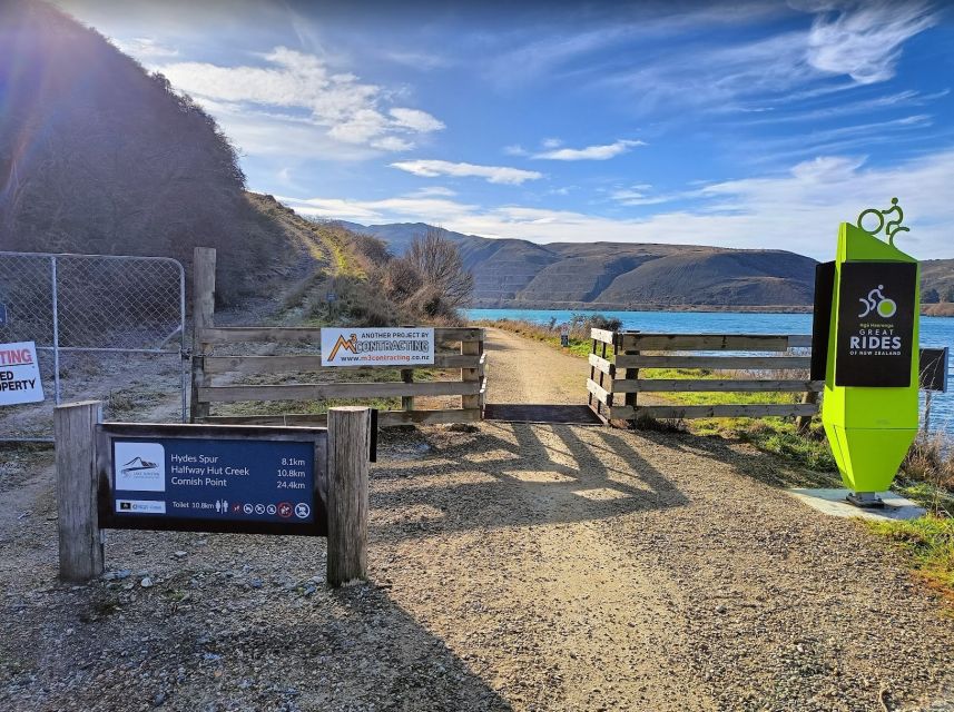 Cromwell: Lake Dunstan Trail Bike Rental and Luxury Shuttle - Arriving in Clyde and riding back by shuttle