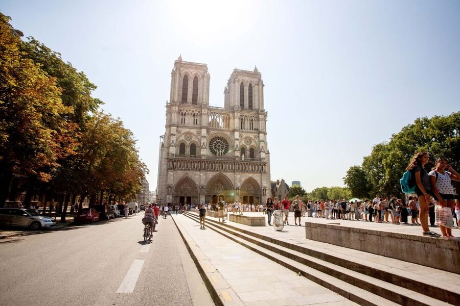 Electric Bike Tour of Paris’ Hidden Gems - Starting beside the Seine
