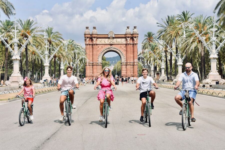 Explore Barcelona by Bike & Photo Shooting - Ciutadella Park and Arc de Triomf
