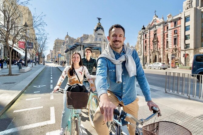 Explore Madrid by bike taking photos with Benja - Key points to know before you book