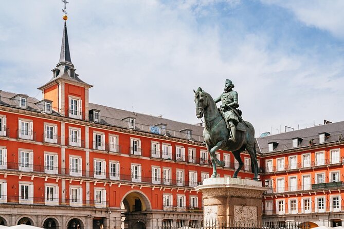 Explore Madrid by bike taking photos with Benja - Choosing the e-bike and adding tapas