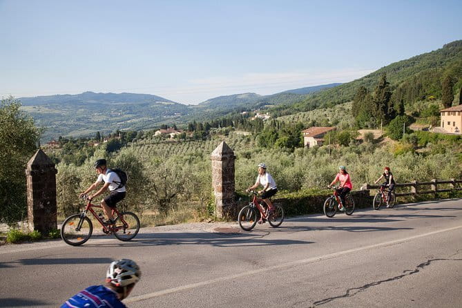 Florence Vintage Bike Tour–guided, small group or private option - Santo Spirito and the Oltrarno Side