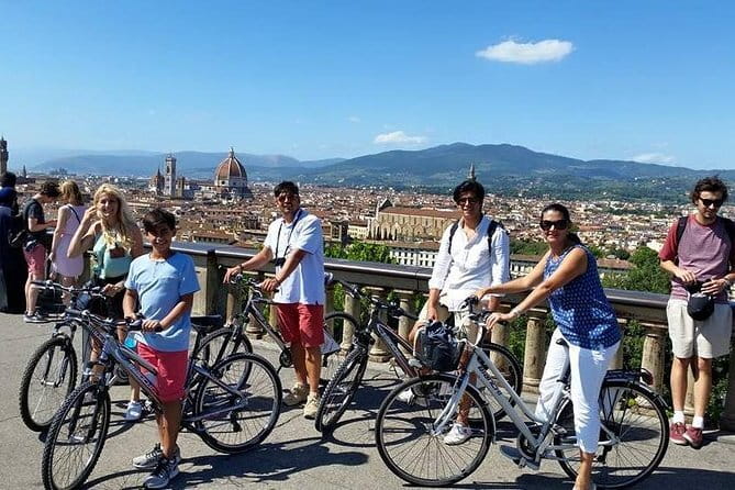 Florence Vintage Bike Tour–guided, small group or private option - Ponte Vecchio and Piazza della Signoria