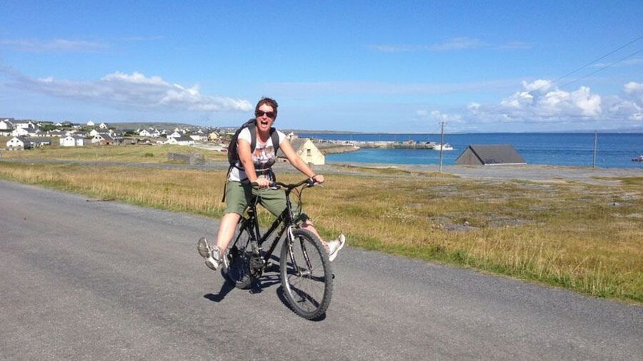 From Doolin: Day Trip to Inisheer with Bike or Bus Tour - Bike or tractor: choose the right pace
