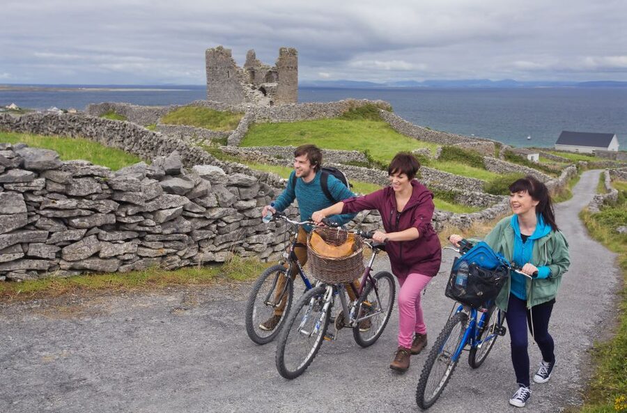 From Doolin: Day Trip to Inisheer with Bike or Bus Tour - Tea, scones, and a useful break