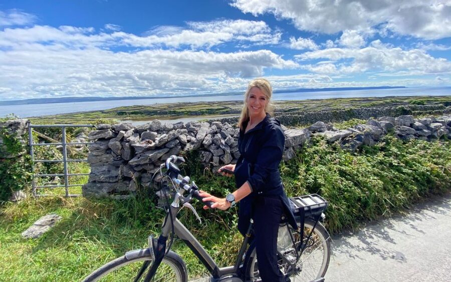 From Doolin: Day Trip to Inisheer with Bike or Bus Tour - Free time for a pint, the beach, or a quiet wander