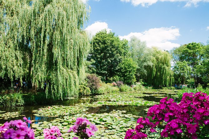 From Paris: Monet Gardens & Giverny Bike Tour with Picnic Stop - The 5-kilometer ride to Giverny