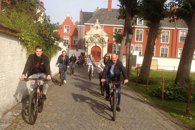 Ghent Bike Tour Off-the-beaten-track - Getting comfortable on the CUBE bikes
