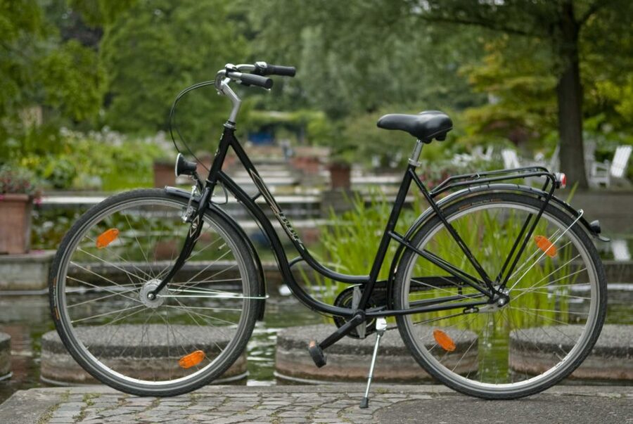 Hamburg: Bike Rental - Riding from St. Pauli toward the Elbe