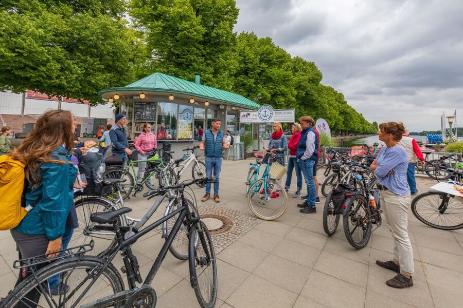 Hannover: Guided Bike Tour for Foodies with Tastings - Meeting at Ernst-August-Platz
