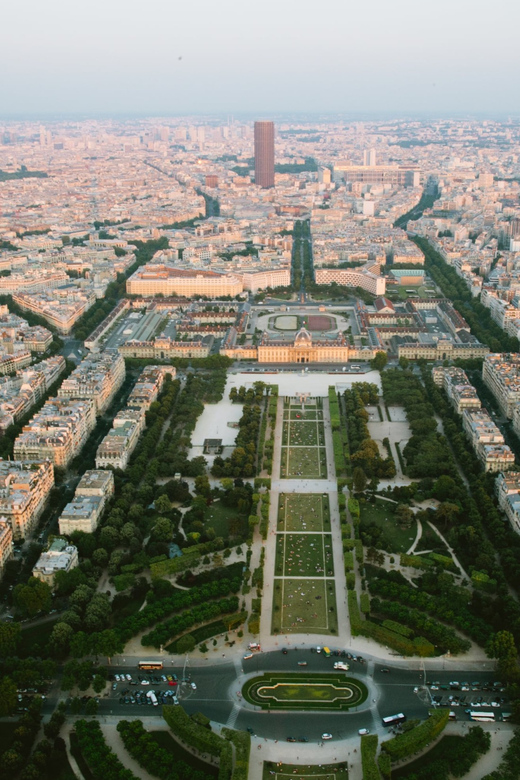 Highlights of Paris Bike Tour in English or Dutch - What the guides add to the ride