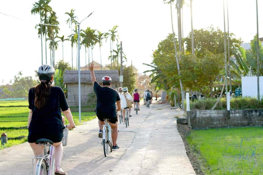Hoi An Countryside Bike Tour- Tra Que Village & Basket Boat - Tra Que Vegetable Village and the farmer-for-a-morning stop