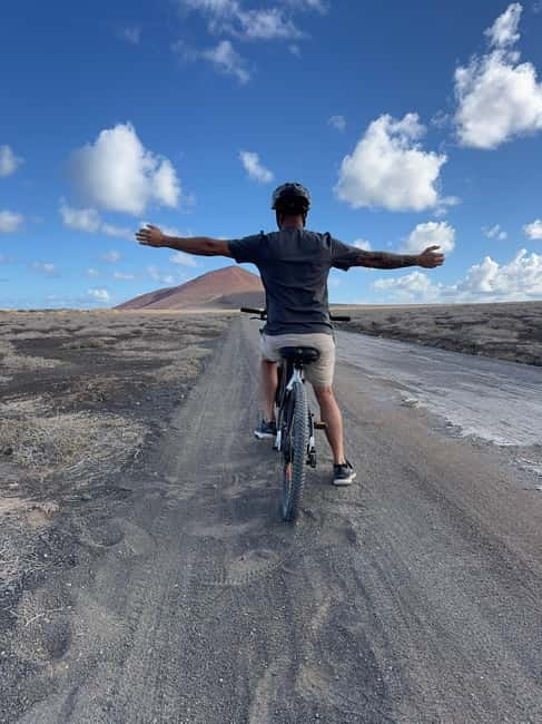 La Graciosa: Rent your ELECTRIC BIKE and explore the island at your own pace. - Pedro Barba and a quieter beach stop