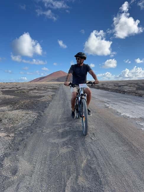La Graciosa: Rent your ELECTRIC BIKE and explore the island at your own pace. - The roads are the real trade-off