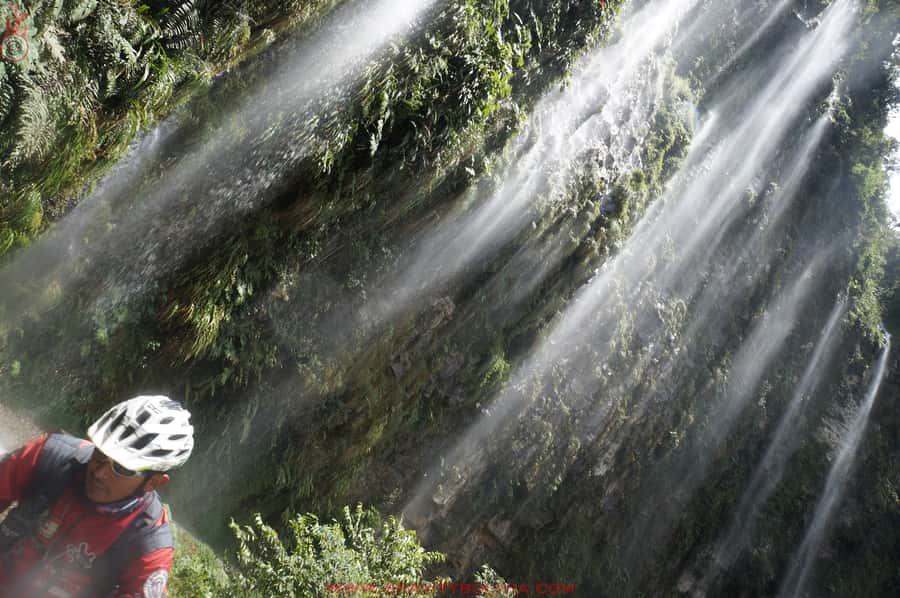 La Paz: Mountain Bike Down the World's Most Dangerous Road - Entering the famous dirt road