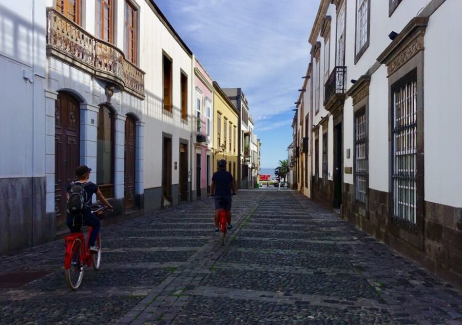 Las Palmas de Gran Canaria: Guided City Tour by Bike - Santa Catalina Park and the British connection