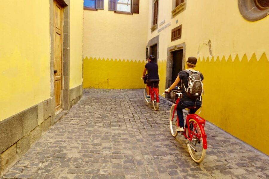 Las Palmas de Gran Canaria: Guided City Tour by Bike - Plaza de España and the modern city center